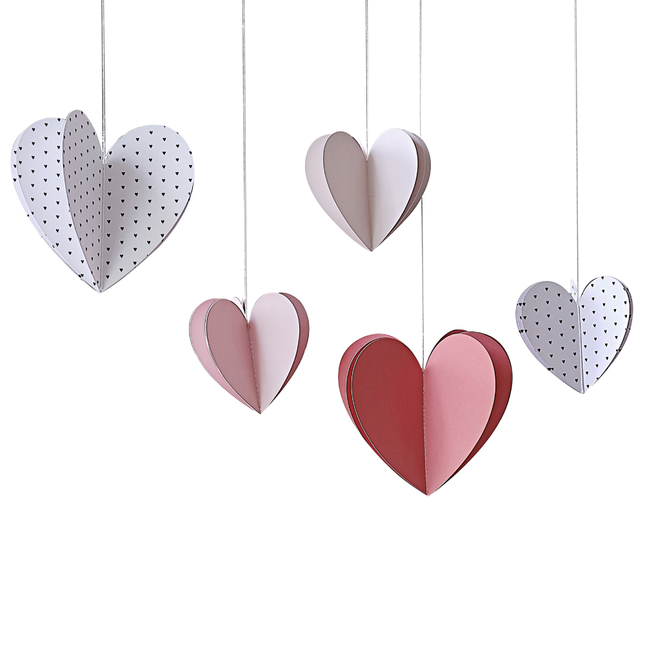Papieren 3D hartjes in het offwhite, nude, roze en rood voor valentijnsdag