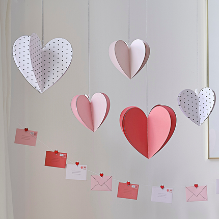 Papieren 3D hartjes in het offwhite, nude, roze en rood voor valentijnsdag