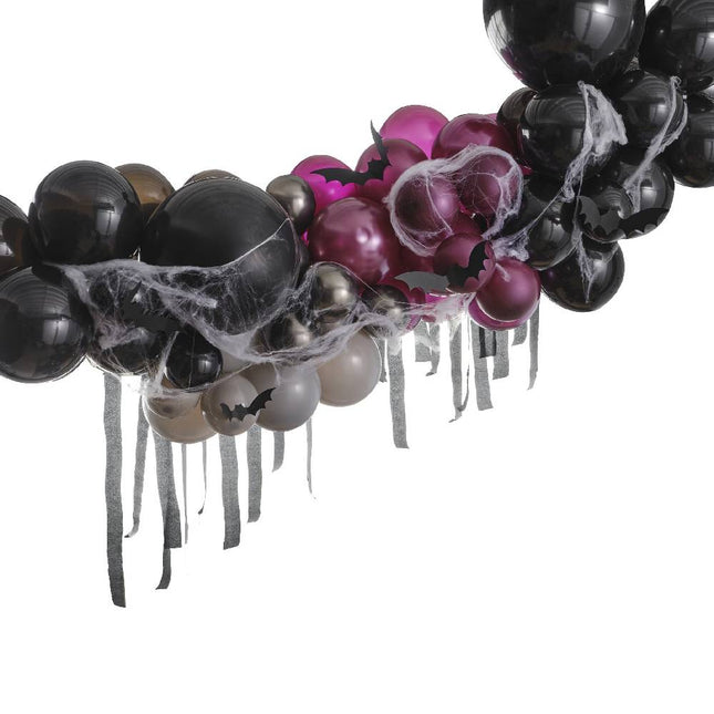 Ballonnenboog in halloween stijl met vleermuizen erop