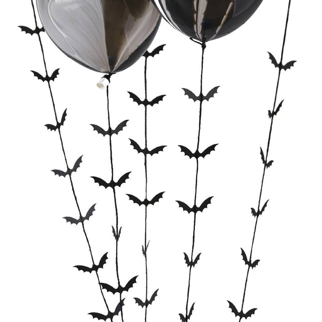 ballonnenstaarten met vleermuizen eraan