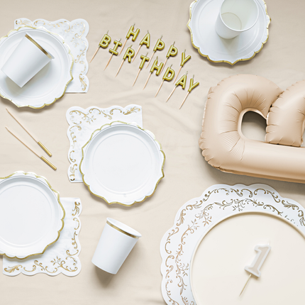 beige, witte en gouden verjaardag versiering
