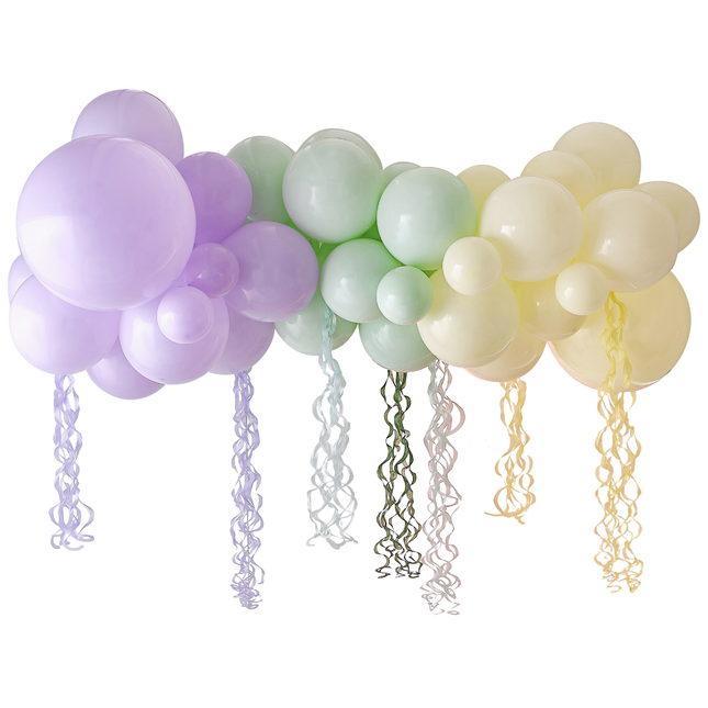 Pastel ballonnenboog met streamers