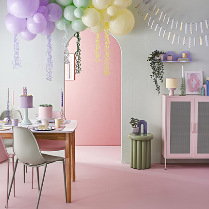Kamer versierd met pastel versiering