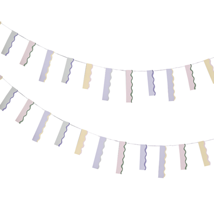 Slinger met golvende vlaggen in pastel tinten