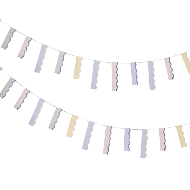 Slinger met golvende vlaggen in pastel tinten