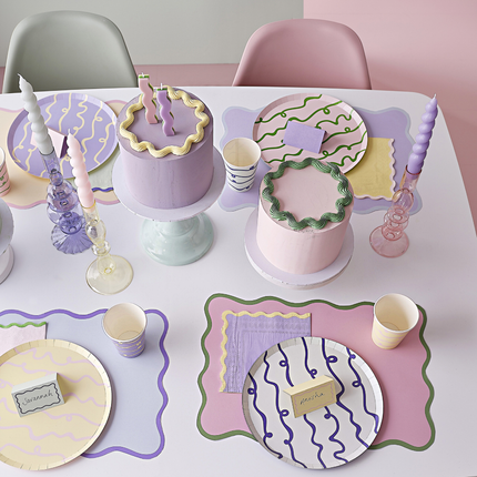 Tafel versierd met golvende pastel versiering