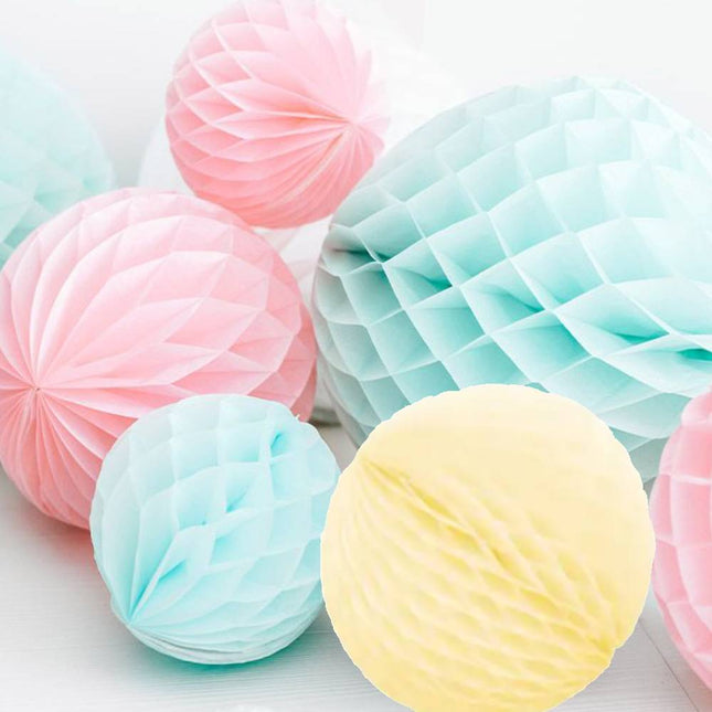 Pastelkleurige honeycombs in de kleuren geel, roze en blauw
