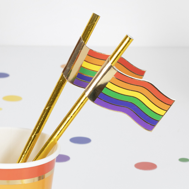 gouden rietje met regenboog vlaggetjes eraan zitten in een regenboog beker