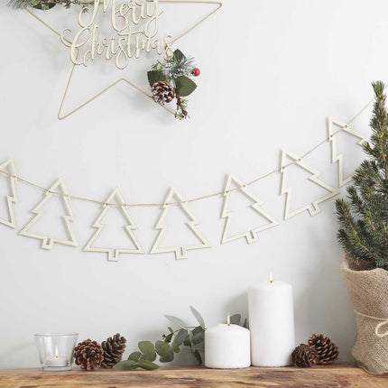 koord met houten kerstboompjes eraan en andere kerstdecoratie