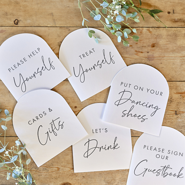 Kaartjes met teksten zoals put on your dancing shoes en treat yourself voor een bruiloft