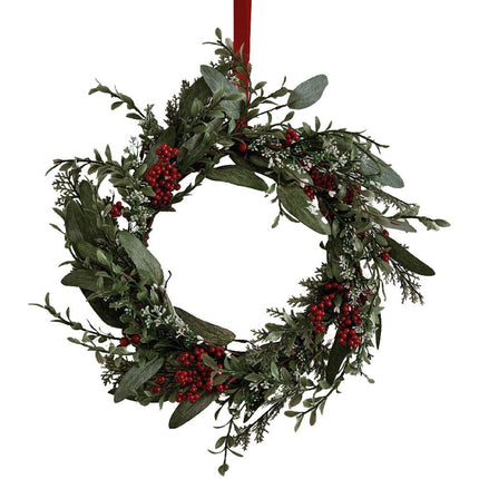 Kerstkrans aan rood lint met rode besjes