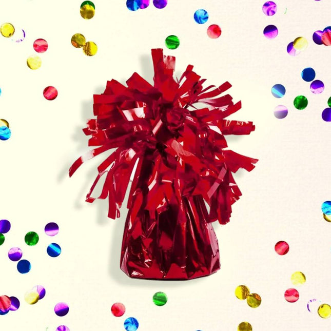 Rood gewichtje voor ballonnen van 130 gram met franjes op een lichtgele achtergrond met confetti