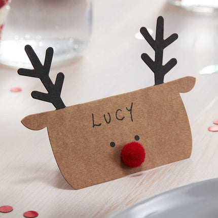 Tafelkaartje in de vorm van een rendierkop met de naam lucy erop