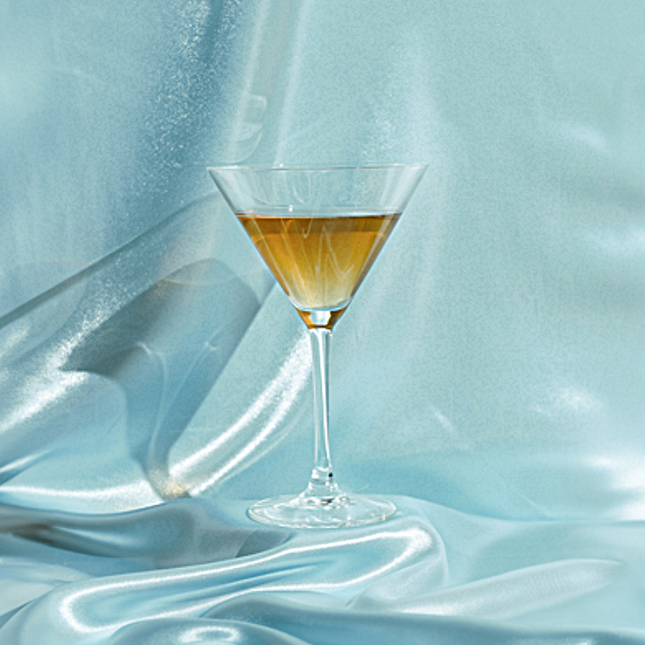 cocktailglas voor een babyblauw satijnen doek