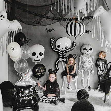 halloween feestje voor kinderen met zwart witte versiering