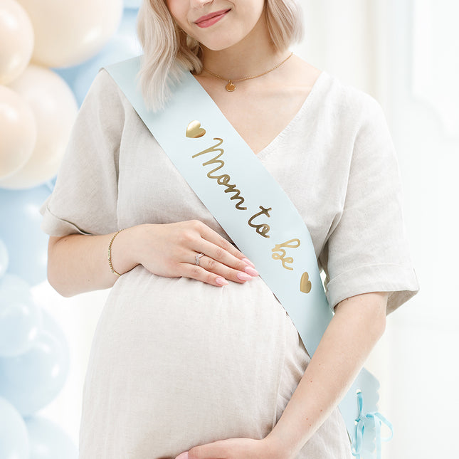 zwangere vrouw met een sjerp om met de tekst mom to be
