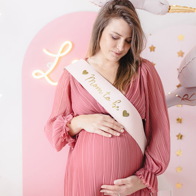 zwangere vrouw met een sjerp om met de tekst mom to be