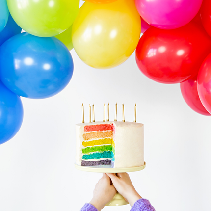 regenboog taart met gouden kaarsjes