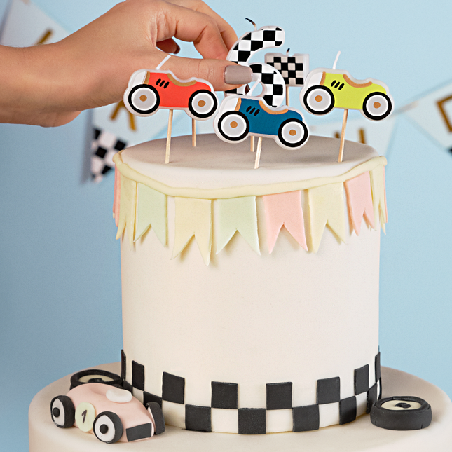 Taart met auto en race thema is versierd met auto kaarsjes