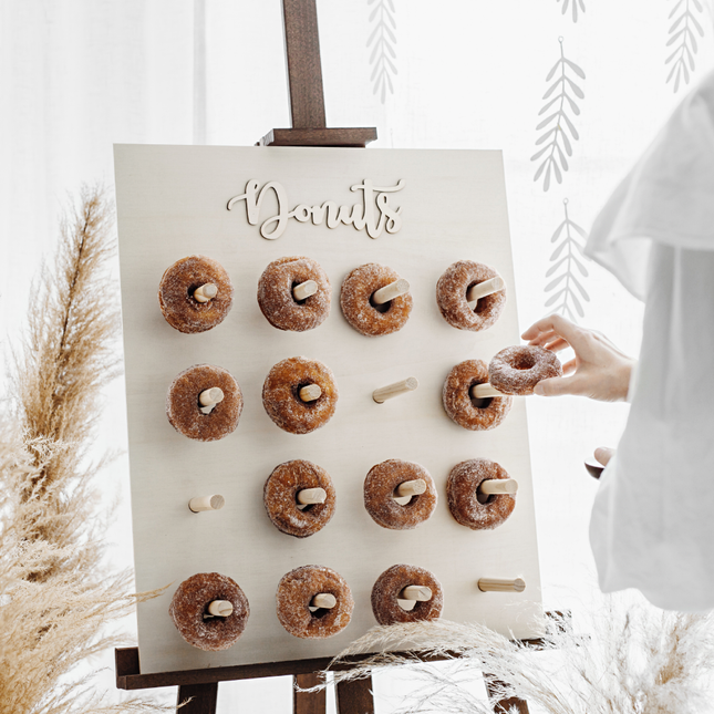 Donut wall van hout op een ezel