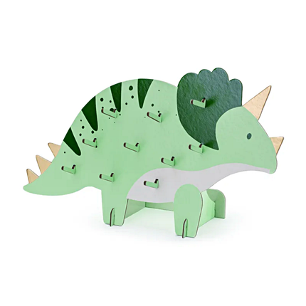 Groene snack muur in de vorm van een dino met gouden hoorns