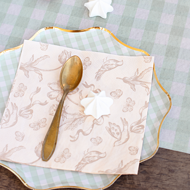 beige servetten met bloemen