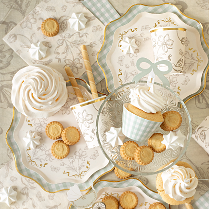 beige babyshower versiering met bloemen en groentinten