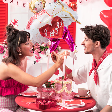 stel in pyjama's met zoetigheid en hartvormige servetten en cupcake toppers