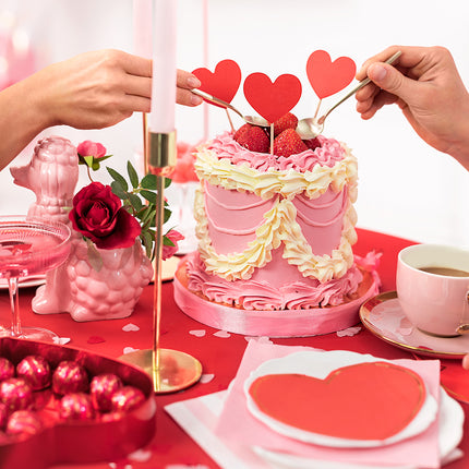 stel in pyjama's met zoetigheid en hartvormige servetten en cupcake toppers