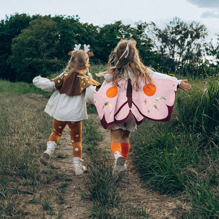 twee meisjes verkleed als vlinder en hert