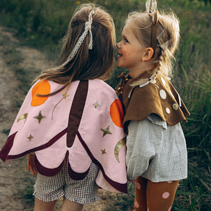 twee meisjes verkleed als vlinder en hert