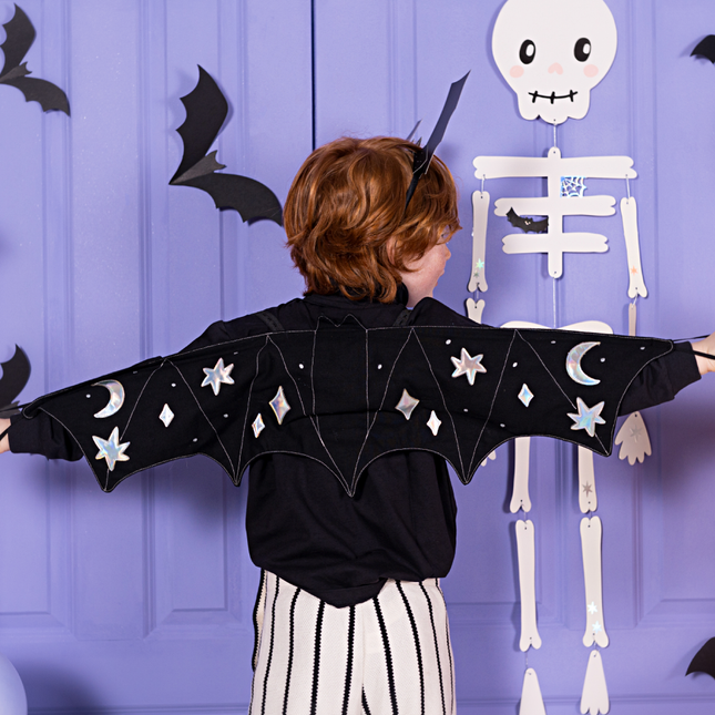 jongen verkleed als een vleermuis voor halloween