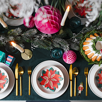 kerst tafel met vrolijke kleuren en gouden accenten