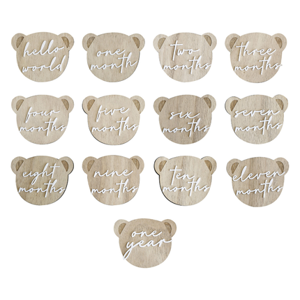 Houten teddy beertjes met mijlpalen erop, zoals een maand oud en een jaar oud