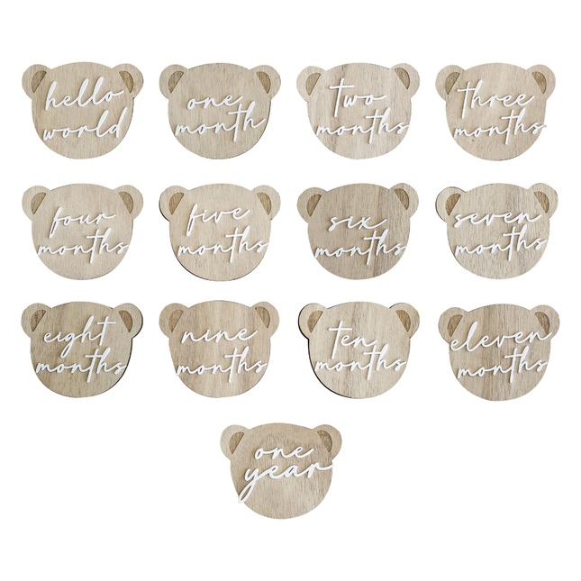 Houten teddy beertjes met mijlpalen erop, zoals een maand oud en een jaar oud