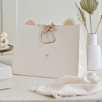 Cadeautas in de vorm van een beertje met een houten tag