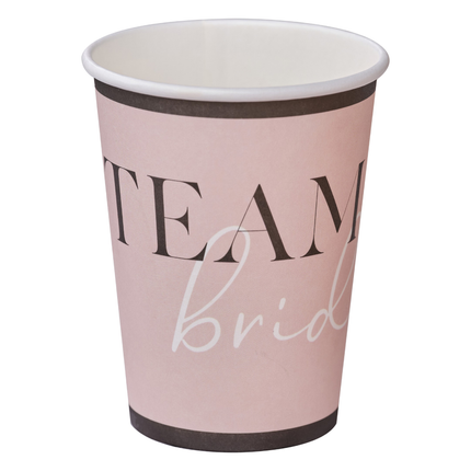 Papieren bekers in het roze, wit en zwart met de tekst team bride