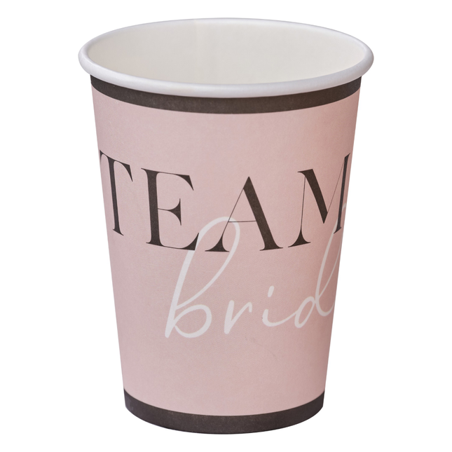 Papieren bekers in het roze, wit en zwart met de tekst team bride