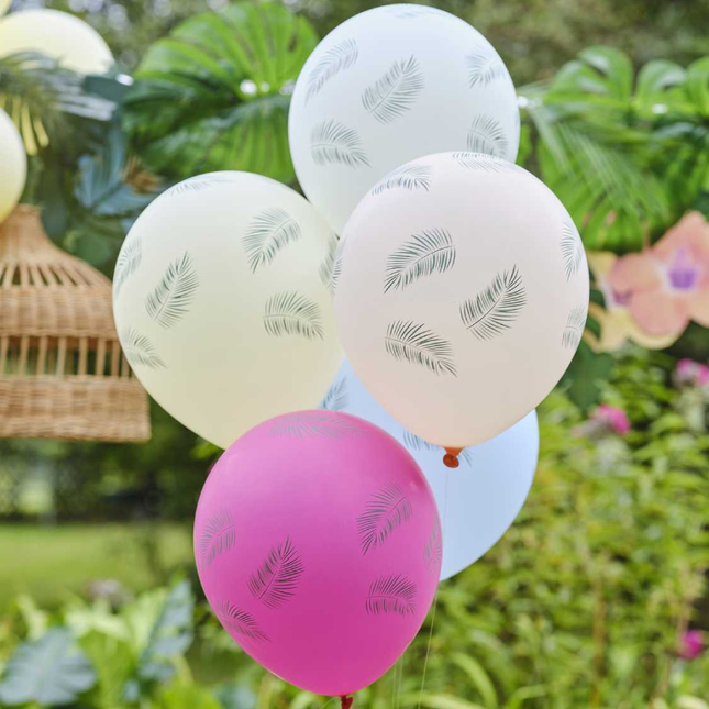 Ballonnen in de kleuren blauw, fuchsia, lichtroze, lichtgroen en geel bedrukt met een palmbladaptroon