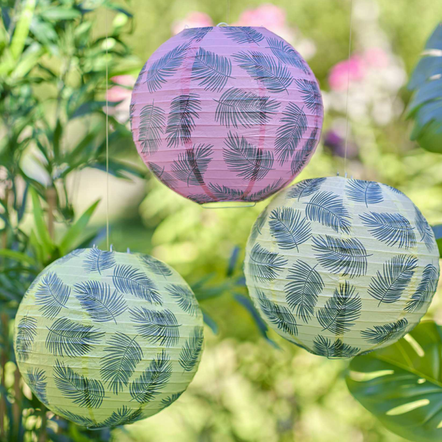 Lampionnen met palmbladeren in de kleuren geel, groen en roze