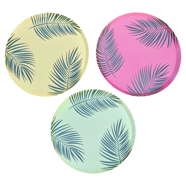 Papieren bordjes in het roze, groen en geel met groene palmbladeren liggen op een houten tafel