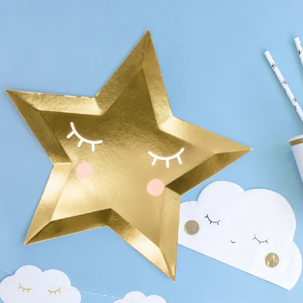 Gouden ster met gezichtje op een lichtblauwe achtergrond met witte wolken met lachende gezichtjes