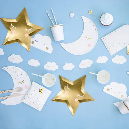 Witte wolken en maantjes op een lichtblauwe achtergrond met gouden sterren
