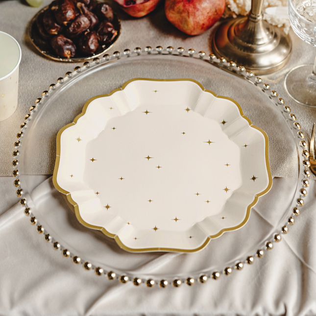 beige bordjes met gouden sterren en gouden rand