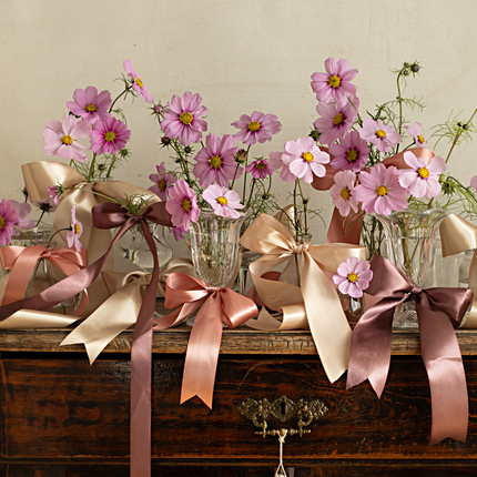 vaasjes met bloemen versierd met perzik goud en rosé gouden lint