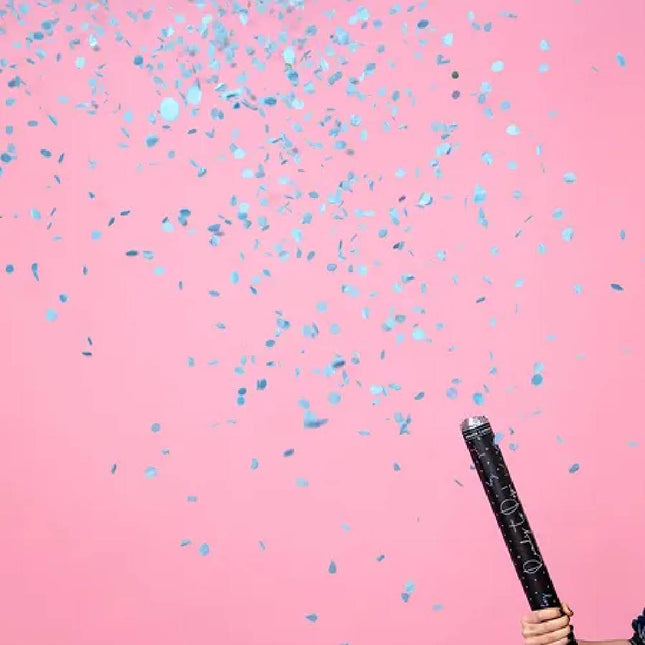 Zwarte confettishooter van 60 centimeter lang met blauwe confetti