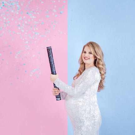 Confettishooter met blauwe confetti gemaakt van papier