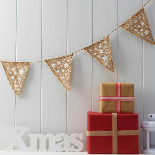 Cadeaus en jute vlaggetjes met witte sterren erop
