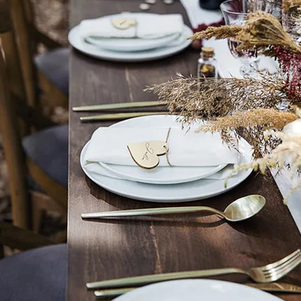 Tafel met houten hartjes en eetgerei