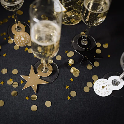 Tafel gedekt voor oud en nieuw met zwarte en gouden versiering
